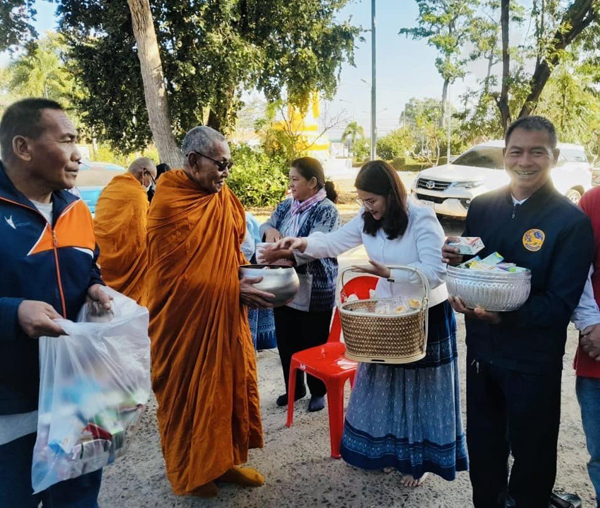 พิธีทำบุญตักบาตรข้าวสารอาหารแห้ง แด่พระภิกษุสงฆ์จำนวน 15 รูป  เนื่องในวันขึ้นปีใหม่ 1 มกราคม 2568